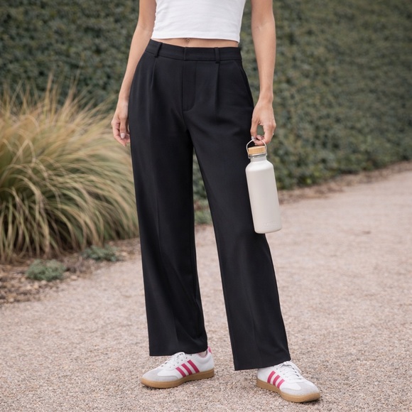 Vuori Pants - Vuori Villa Trouser, short in black (NEVER WORN)